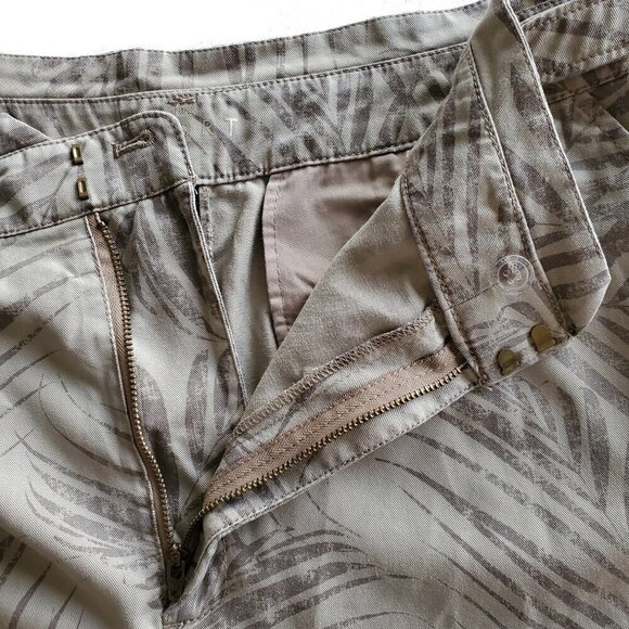 White House Black Market NWOT The Short High Rise Khaki Palm Print Size 14 - Picture 6 of 16